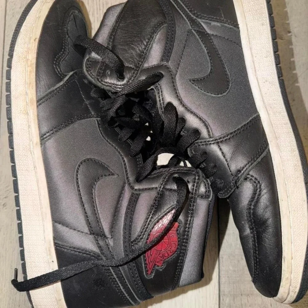 Jordan 1 Retro High Black Satin Gym Red‎ Men's Athletic Shoes Size 9 men